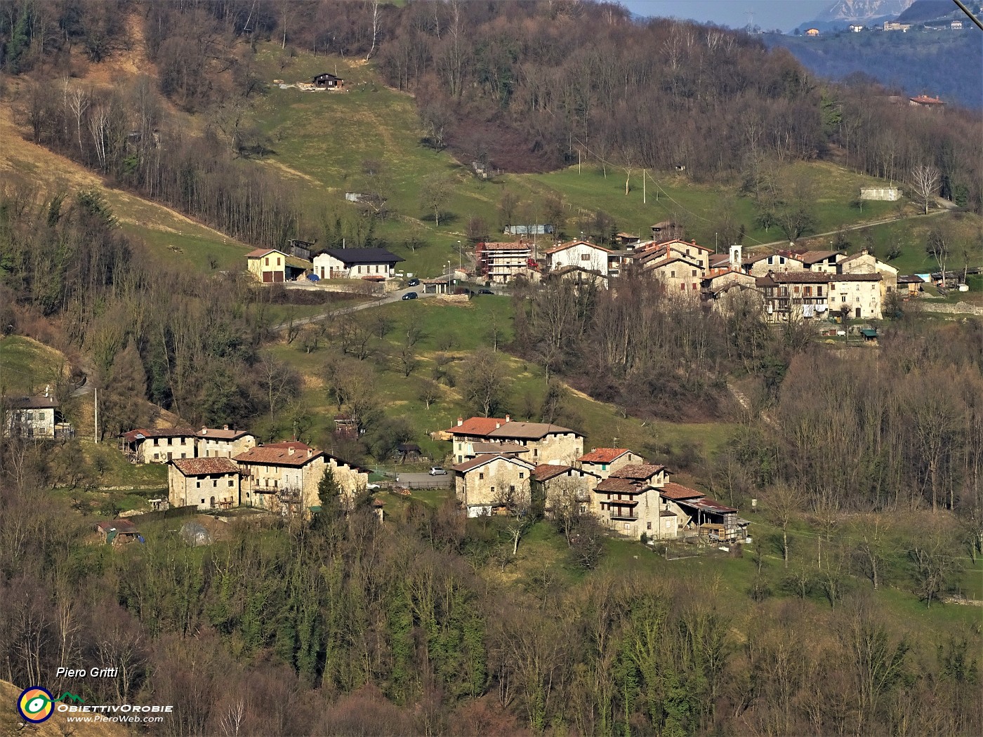 15 Vista verso le contrade di Ripa in alto e Castegone in basso.JPG